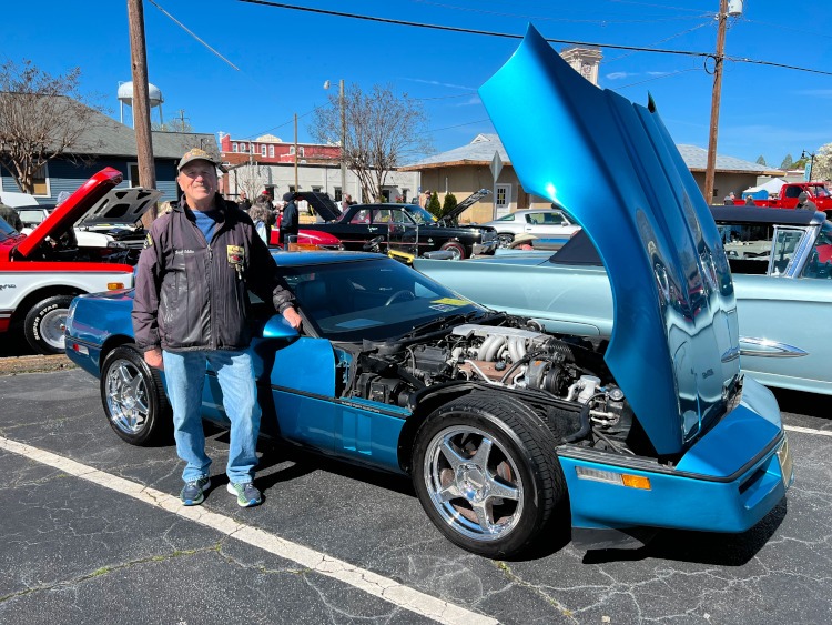 Fourth-generation Corvette coupe in blue.
