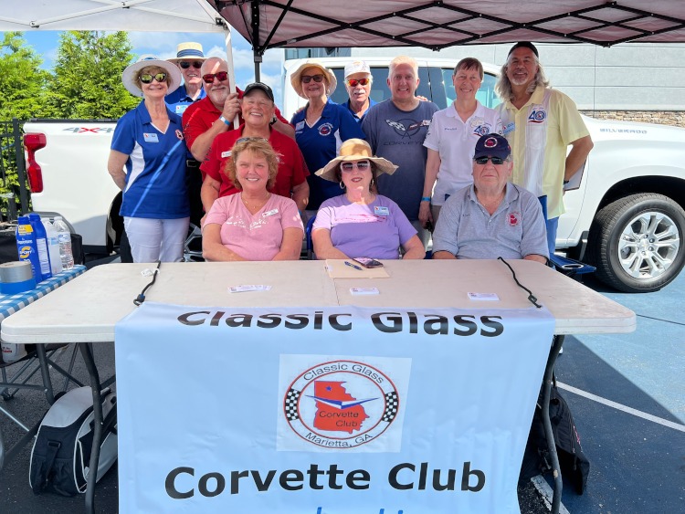 A group of Classic Glass COrvette club members.